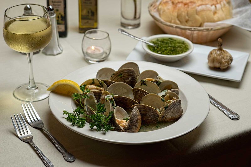 Steamed clams entree with white wine and garlic